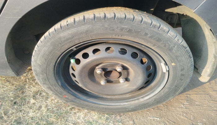 2015 Hyundai Grand i10 ASTA 1.2 KAPPA VTVT, Petrol, Manual, 1,40,848 km, tyre