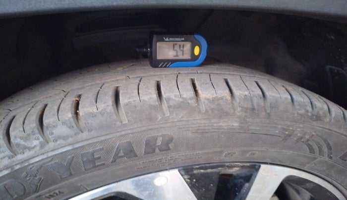 2024 MG HECTOR PLUS SHARP PRO 1.5 TURBO MT 7 STR, Petrol, Manual, 8,423 km, tyre