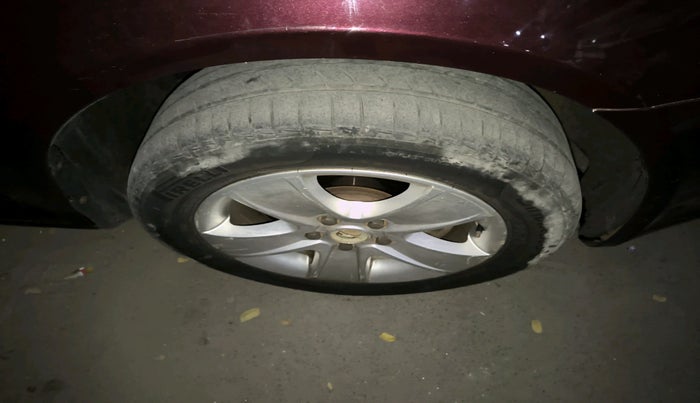 2013 Skoda Laura L&K 2.0 TDI AT, Diesel, Automatic, 2,09,262 km, tyre