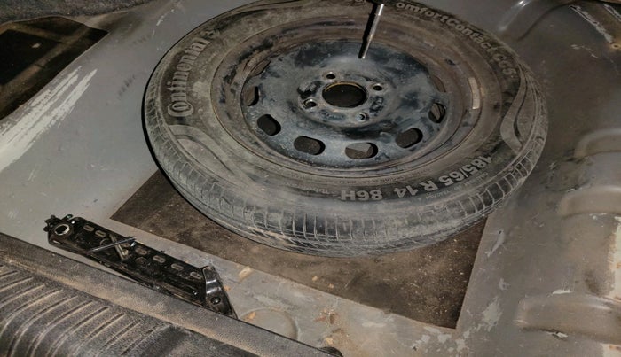 2012 Ford Fiesta AMBIENTE PETROL, Petrol, Manual, 1,01,613 km, tyre