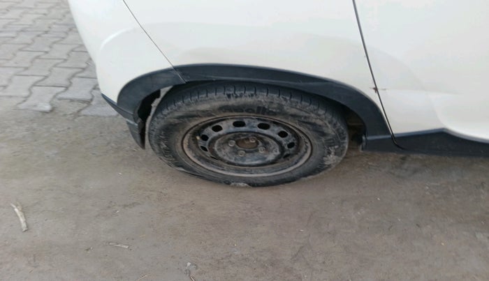 2016 Mahindra Kuv100 K6 6 STR, Petrol, Manual, 1,13,684 km, tyre