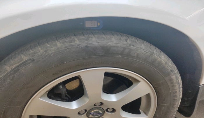 2011 Volvo XC 60 D5 AWD AT, Diesel, Automatic, 1,75,979 km, tyre