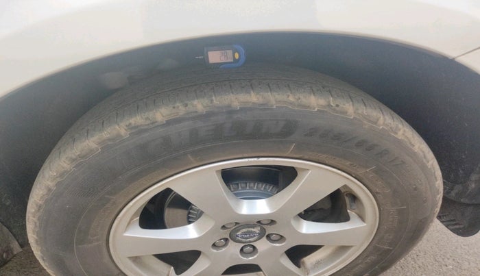 2011 Volvo XC 60 D5 AWD AT, Diesel, Automatic, 1,75,979 km, tyre