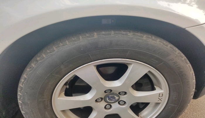 2011 Volvo XC 60 D5 AWD AT, Diesel, Automatic, 1,75,979 km, tyre