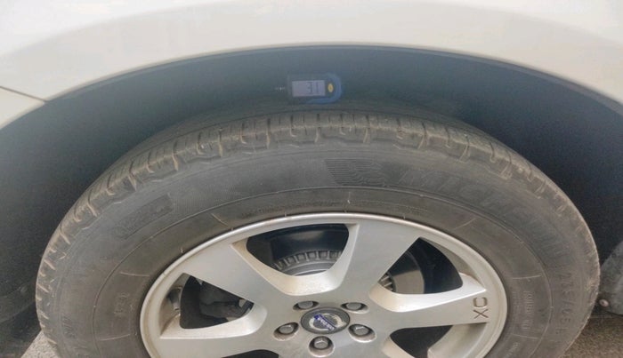 2011 Volvo XC 60 D5 AWD AT, Diesel, Automatic, 1,75,979 km, tyre