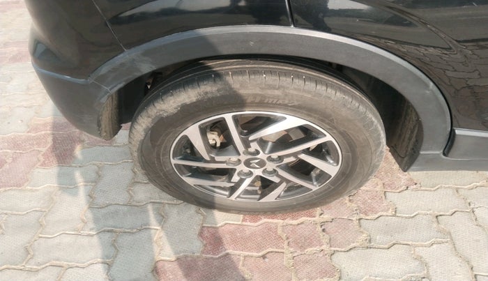 2023 Mahindra XUV300 W8 (O) 1.5 DIESEL, Diesel, Manual, 1,09,199 km, tyre