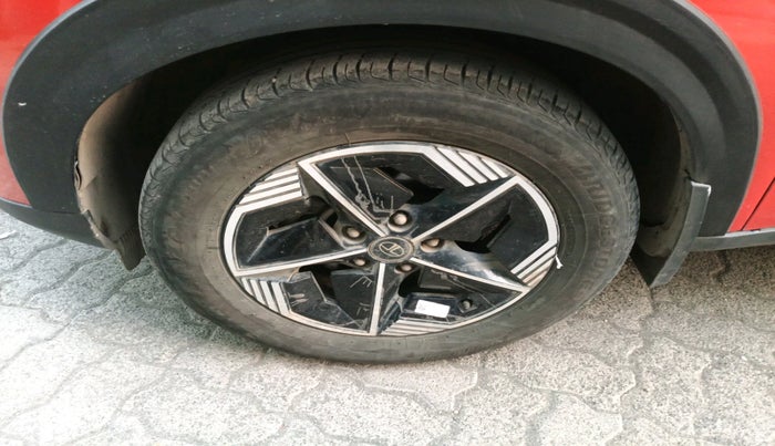 2023 Tata NEXON FEARLESS + SUNROOF AMT DUAL TONE 1.5 DIESEL, Diesel, Automatic, 28,191 km, tyre