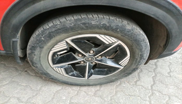 2023 Tata NEXON FEARLESS + SUNROOF AMT DUAL TONE 1.5 DIESEL, Diesel, Automatic, 28,191 km, tyre