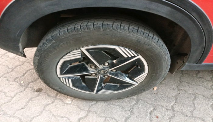 2023 Tata NEXON FEARLESS + SUNROOF AMT DUAL TONE 1.5 DIESEL, Diesel, Automatic, 28,191 km, tyre