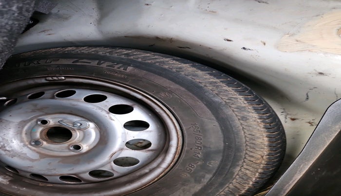 2017 Maruti Swift LXI (O), Petrol, Manual, 98,604 km, tyre