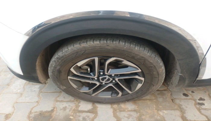 2022 KIA CARENS LUXURY PLUS 1.4 PETROL DCT 7 STR, Petrol, Automatic, 1,01,978 km, tyre