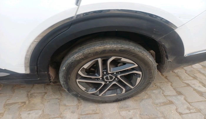 2022 KIA CARENS LUXURY PLUS 1.4 PETROL DCT 7 STR, Petrol, Automatic, 1,01,978 km, tyre