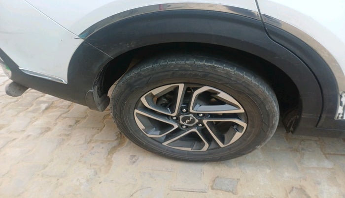 2022 KIA CARENS LUXURY PLUS 1.4 PETROL DCT 7 STR, Petrol, Automatic, 1,01,978 km, tyre