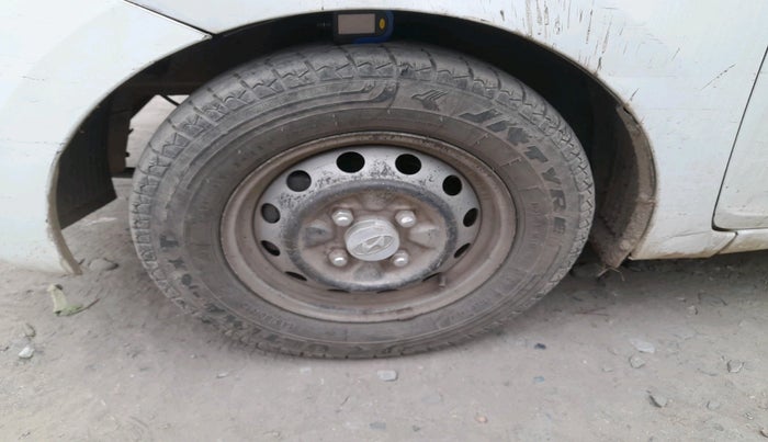 2014 Hyundai Eon ERA +, Petrol, Manual, 1,36,433 km, tyre