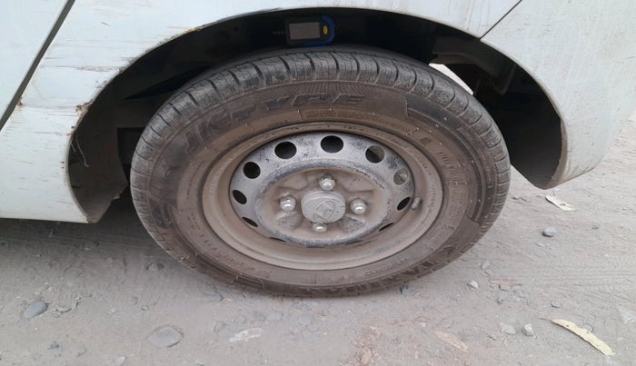 2014 Hyundai Eon ERA +, Petrol, Manual, 1,36,433 km, tyre