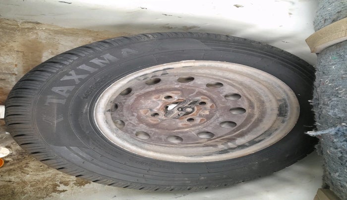 2014 Hyundai Eon ERA +, Petrol, Manual, 1,36,433 km, tyre