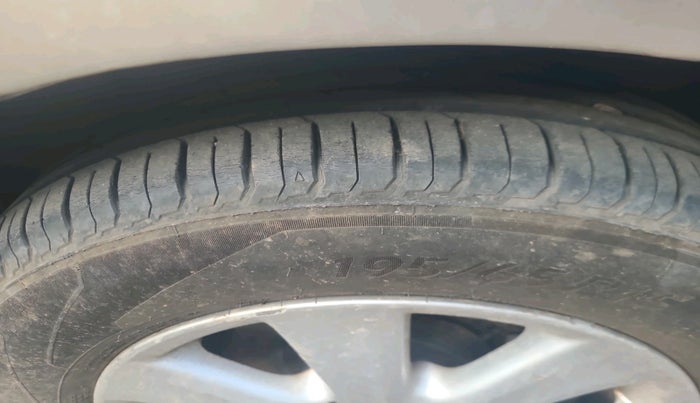 2010 Toyota Corolla petrol, Petrol, Automatic, 1,04,933 km, tyre