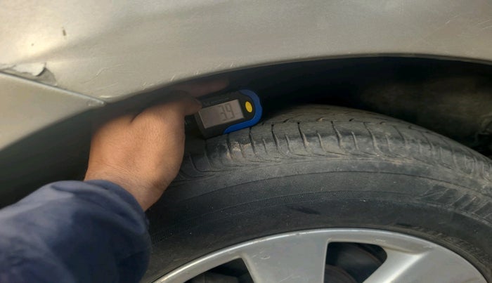 2010 Toyota Corolla petrol, Petrol, Automatic, 1,04,933 km, tyre