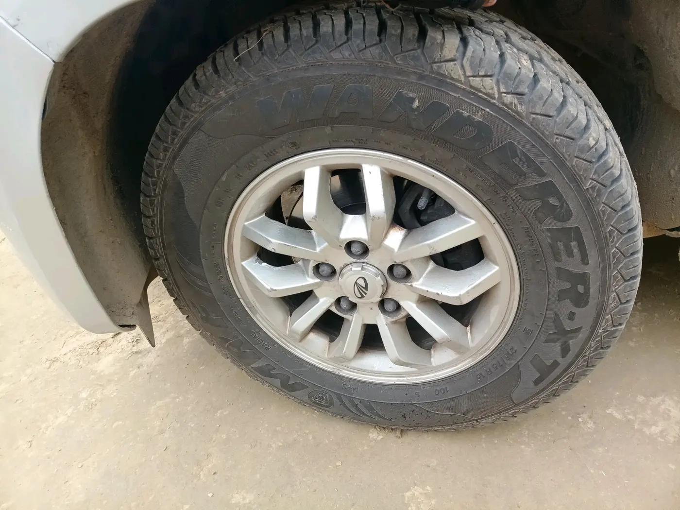 2016 Mahindra TUV300 T8, Diesel, Manual, 4,65,678 km, tyre