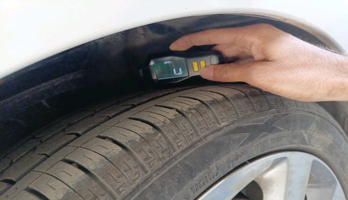 2016 Hyundai Elite i20 ASTA 1.4 CRDI (O), Diesel, Manual, 1,01,641 km, tyre