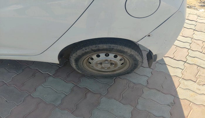 2017 Hyundai Eon ERA +, Petrol, Manual, 73,961 km, tyre