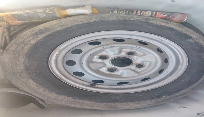 2017 Hyundai Eon ERA +, Petrol, Manual, 73,961 km, tyre