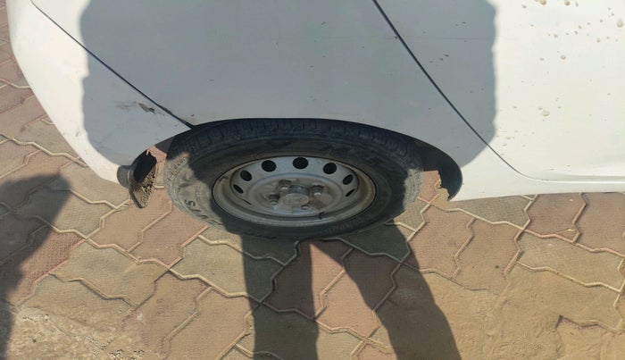 2017 Hyundai Eon ERA +, Petrol, Manual, 73,961 km, tyre