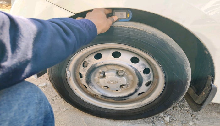 2017 Hyundai Eon ERA +, Petrol, Manual, 1,14,115 km, tyre