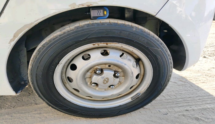 2017 Hyundai Eon ERA +, Petrol, Manual, 1,14,115 km, tyre