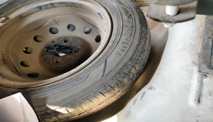 2017 Hyundai Eon ERA +, Petrol, Manual, 1,14,115 km, tyre