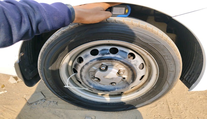 2017 Hyundai Eon ERA +, Petrol, Manual, 1,14,115 km, tyre