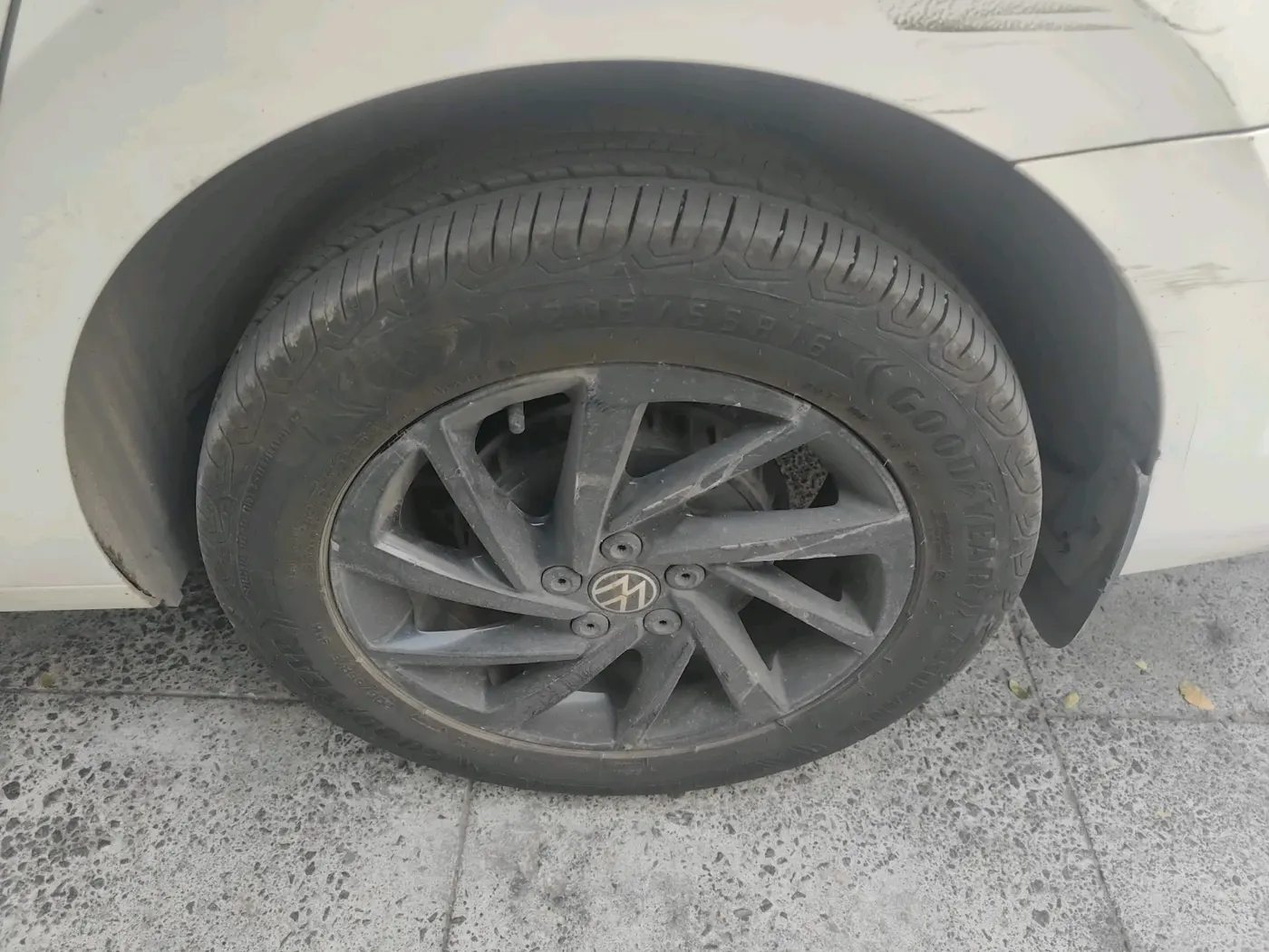 2023 Volkswagen VIRTUS TOPLINE TSI 1.0 MT, Petrol, Manual, 41,843 km, tyre