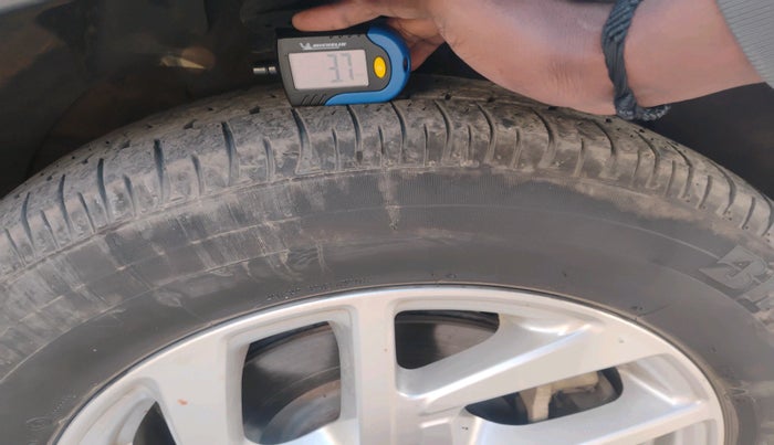 2023 Mahindra XUV300 W8 1.5 DIESEL, Diesel, Manual, 37,219 km, tyre