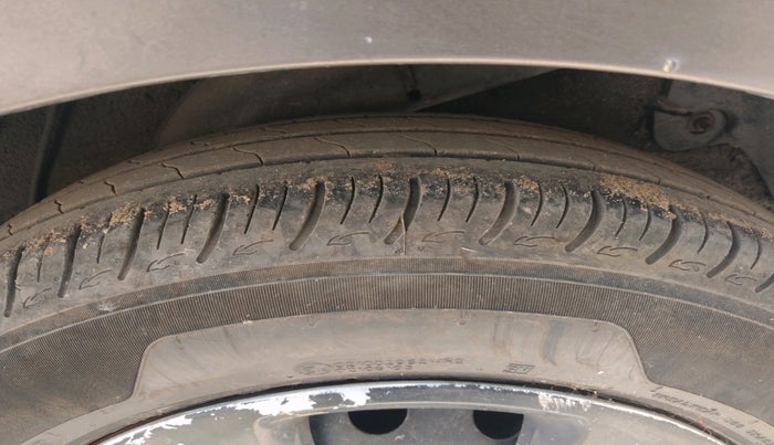 2011 Hyundai Verna FLUIDIC 1.6 CRDI EX, Diesel, Manual, 1,30,140 km, tyre