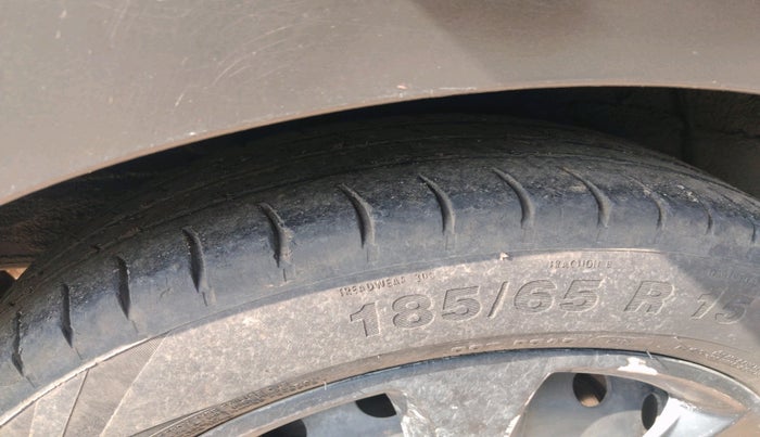 2011 Hyundai Verna FLUIDIC 1.6 CRDI EX, Diesel, Manual, 1,30,140 km, tyre