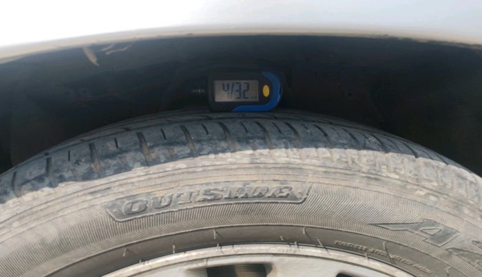 2013 Toyota Innova 2.5 VX 8 STR, Diesel, Manual, 1,83,703 km, tyre