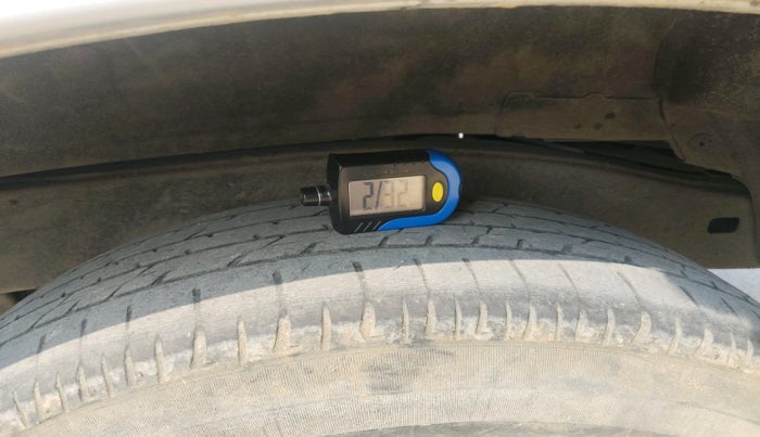 2013 Toyota Innova 2.5 VX 8 STR, Diesel, Manual, 1,83,703 km, tyre