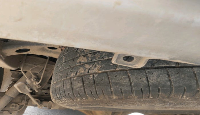 2013 Toyota Innova 2.5 VX 8 STR, Diesel, Manual, 1,83,703 km, tyre