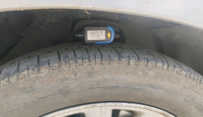 2013 Toyota Innova 2.5 VX 8 STR, Diesel, Manual, 1,83,703 km, tyre