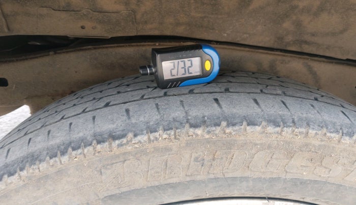 2013 Toyota Innova 2.5 VX 8 STR, Diesel, Manual, 1,83,703 km, tyre