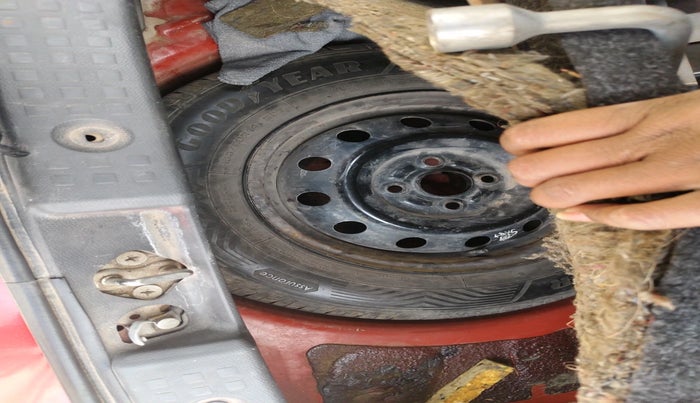 2011 Maruti Swift VXI, Petrol, Manual, 61,459 km, tyre