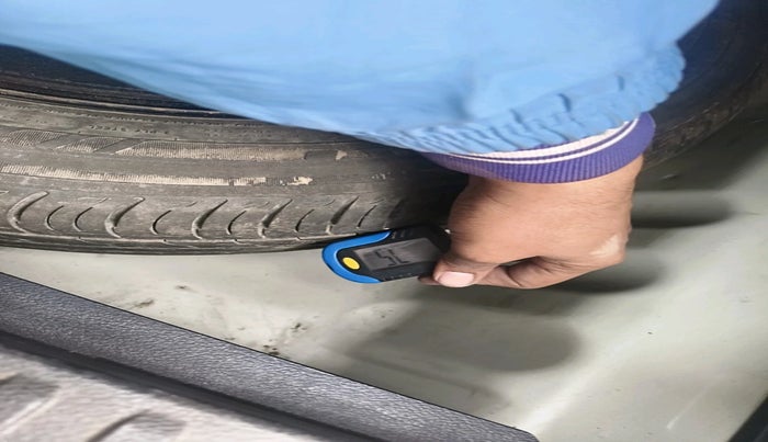 2021 Maruti Vitara Brezza LXI, Petrol, Manual, 60,717 km, tyre