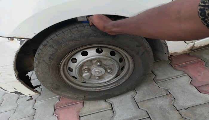 2013 Hyundai Eon ERA +, Petrol, Manual, 1,05,648 km, tyre