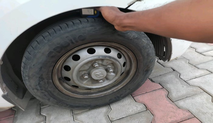 2013 Hyundai Eon ERA +, Petrol, Manual, 1,05,648 km, tyre