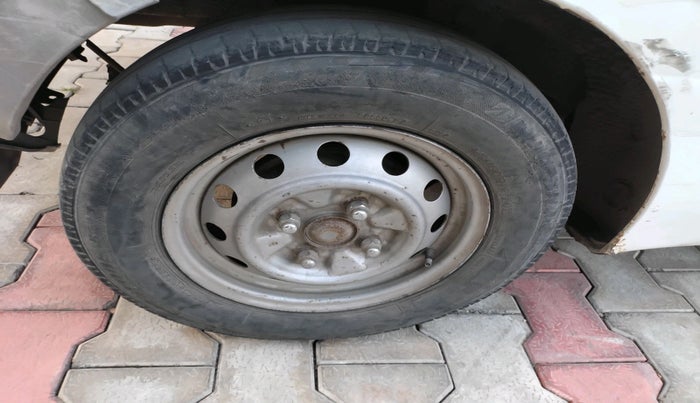 2013 Hyundai Eon ERA +, Petrol, Manual, 1,05,648 km, tyre