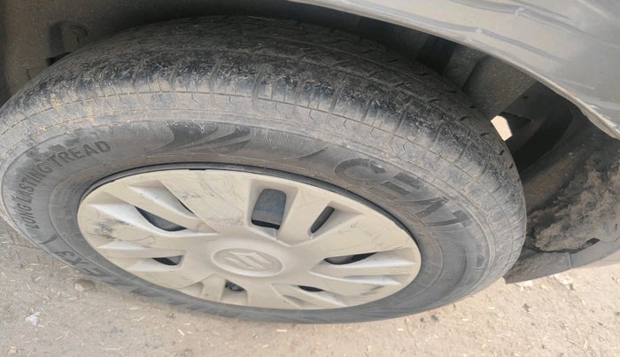 2012 Maruti Swift VDI, Diesel, Manual, 2,28,793 km, tyre