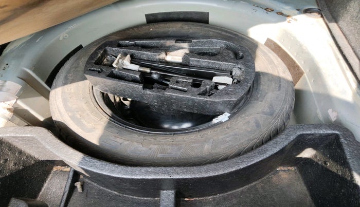 2011 Volkswagen Vento HIGHLINE DIESEL 1.6, Diesel, Manual, 1,51,858 km, tyre