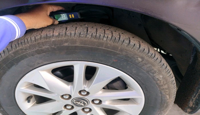 2017 Toyota Innova Crysta 2.4 GX 8 STR, Diesel, Manual, 1,95,099 km, tyre