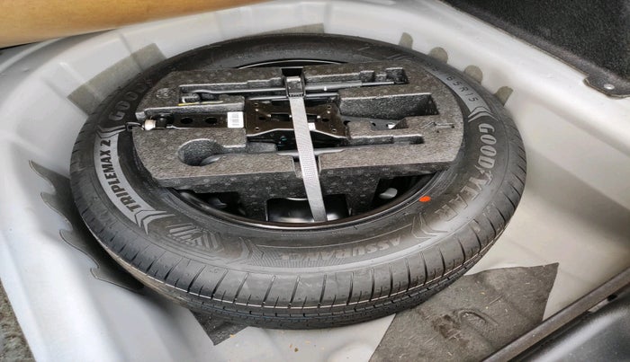 2022 Volkswagen VIRTUS TOPLINE TSI 1.0 AT, Petrol, Automatic, 39,084 km, tyre