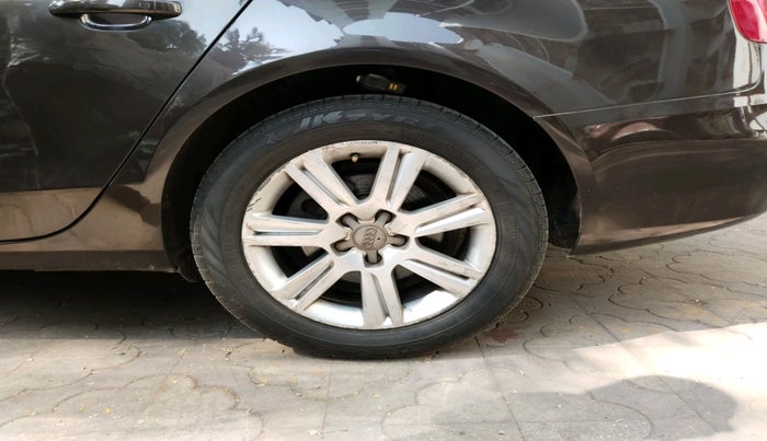 2011 Audi A4 2.0 TDI, Diesel, Automatic, 1,35,566 km, tyre